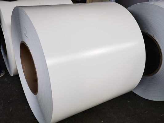 AA3105 0.76mm x 1219mm Yüksek Parlak Beyaz Renkli PE Boyası Rol kapak yapımı için kullanılan önceden boyanmış alüminyum sarmal