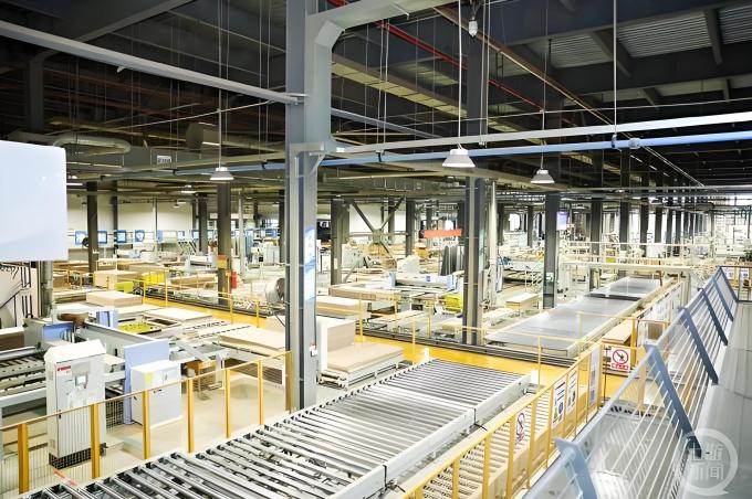 hakkında en son şirket haberleri Ev Kapısı Üretiminde Renkli Kapalı Alüminyum Bobinlerinin Uygulamaları ve Gelecekteki Gelişme Eğilimleri 1