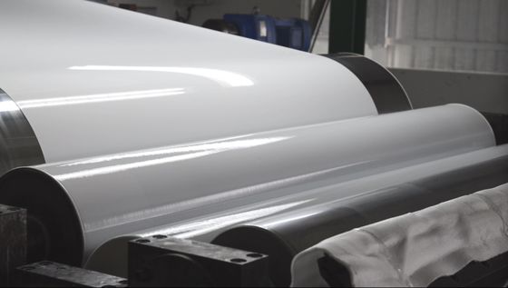 Alaşım 3005 Beyaz Renk 0.60mm Kalınlığı 1250mm Geniş Beyaz Renk Kaplama Alüminyum Çamaşır makineleri ve kurutucular üretimi için