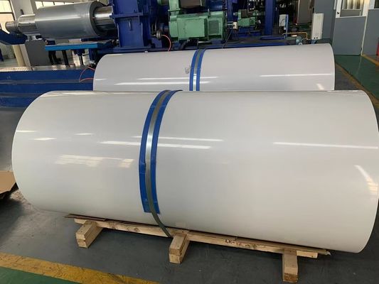 Yüksek parlaklıklı Alüminyum Kaplı Beyaz Yaprak Otomotivde kullanılan PE kaplı genişliği 2600mm