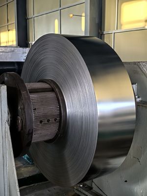 0.09mm Kalınlığında 45mm Genişliğinde Rulo Yapılabilir Sırt Havalandırma Bandı İmalatı İçin Önceden Boyanmış Alüminyum Folyo Rulo