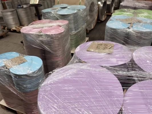 Alaşım 1060 H24 Sıcaklık 0.70mm Kalınlık 440mm Çaprazlık Ön Boyama Alüminyum Diskler Fascia İşareti İçin Alüminyum Çemberler
