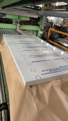 0,080 "Kalınlık 36 inç Geniş Alaşım 3105 Kynar PVDF Mat Gri Ral 7046 Alüminyum Çatı Kaplama Levhası Üretimi için Renkli Ön Boyalı Alüminyum Bobin